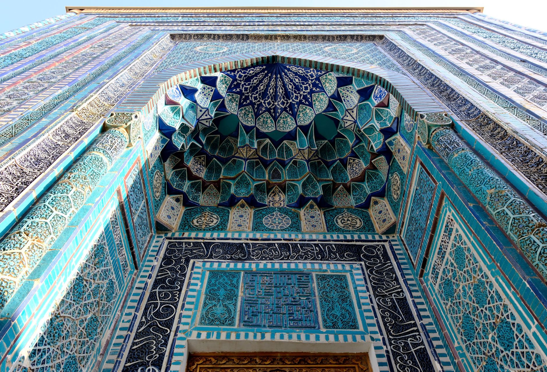 Samarqand me'moriy koshinlari yaqindan ko'rinishi